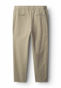 Pantalons en mélange de coton beige avec une taille élastique, deux poches arrière et une poche cargo sur le côté, présentant une texture lisse et une coupe droite.
