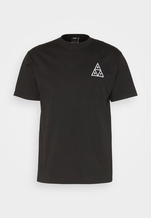 Camiseta negra de manga corta con cuello redondo y un pequeño logo triangular blanco en el pecho izquierdo con las letras H, U, F.