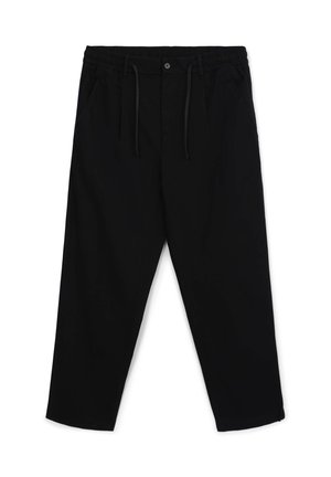 Pantaloni neri larghi con una fascia elastica in vita, chiusura con cordino e tasche laterali; texture liscia e design a gamba dritta.