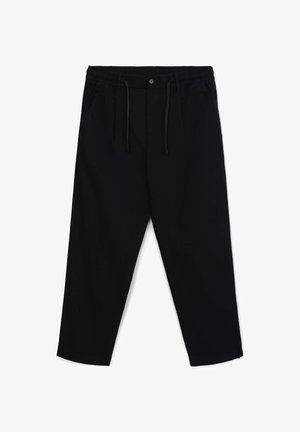 Pantaloni neri larghi con una fascia elastica in vita, chiusura con cordino e tasche laterali; texture liscia e design a gamba dritta.