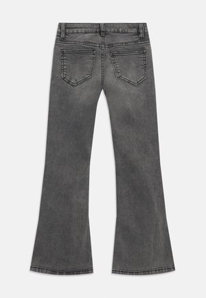 Jeans grigi flared in denim, con vita alta, tasche laterali e cuciture decorate. Il tessuto ha una consistenza liscia.