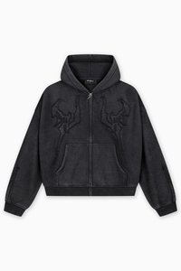 Μαύρο φούτερ με φερμουάρ, που διαθέτει τσέπη καγκουρό, κεντητό σχέδιο στο στήθος και ριμπ μανσέτες και τελείωμα. Κατασκευασμένο από υφασμάτινο ύφασμα.