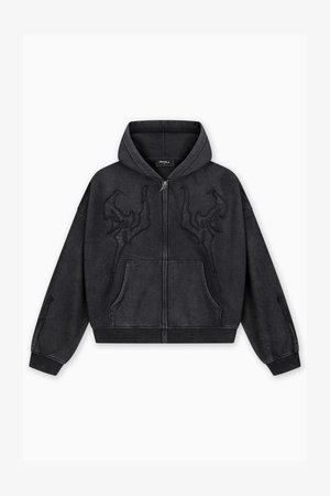 Fekete cipzáros kapucnis pulóver kenguruzsebbel, hímzett mintával a mellkason, bordázott mandzsettákkal és szegéllyel. Texturált anyagból készült.