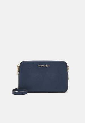 Borsa a tracolla in pelle blu navy con finitura testurizzata, accentuazione del logo dorato, chiusura con zip e tracolla rimovibile. Forma rettangolare compatta.