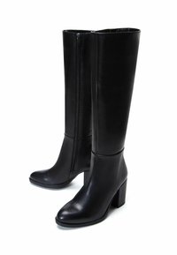 Bottes en cuir noires montant jusqu'aux genoux avec talons carrés et fermetures éclair latérales, présentées debout avec une botte légèrement en avant sur un fond blanc.