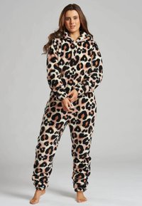 Fleece-Einteilermantel im Leopardenmuster mit Kapuze, ausgestattet mit elastischen Bündchen und Knöpfen an der Vorderseite. Die Farben umfassen Beige, Schwarz und Rosa.