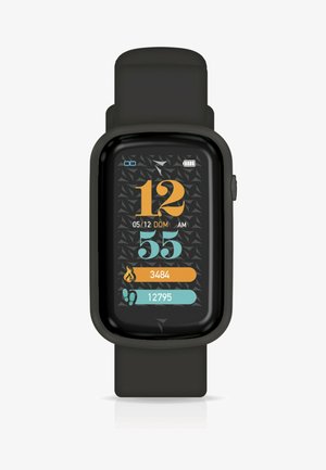 Orologio intelligente nero con schermo rettangolare che mostra ora, data e statistiche fitness. Presenta un bracciale in silicone e uno sfondo con pattern geometrico.