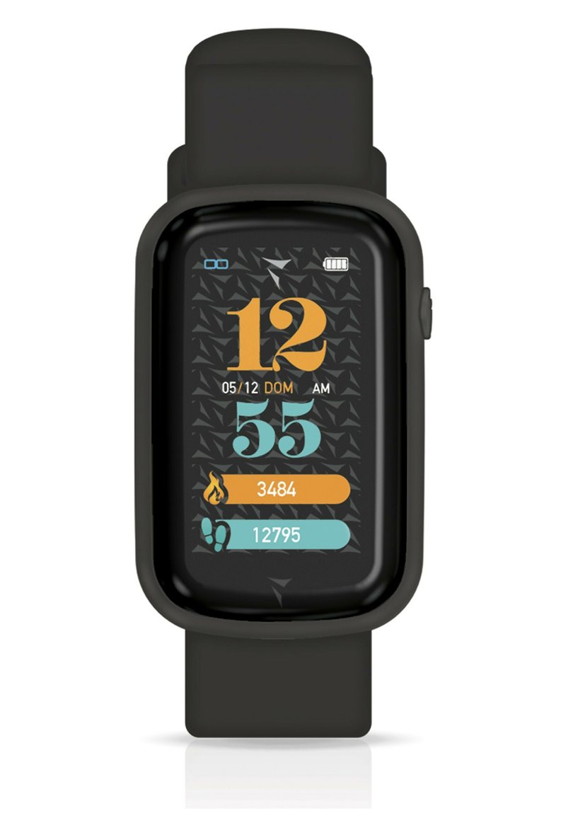 Schwarze Smartwatch mit einem rechteckigen Bildschirm, der Uhrzeit, Datum und Fitnessstatistiken anzeigt. Verfügt über ein Silikonarmband und ein geometrisches Hintergrundmuster.