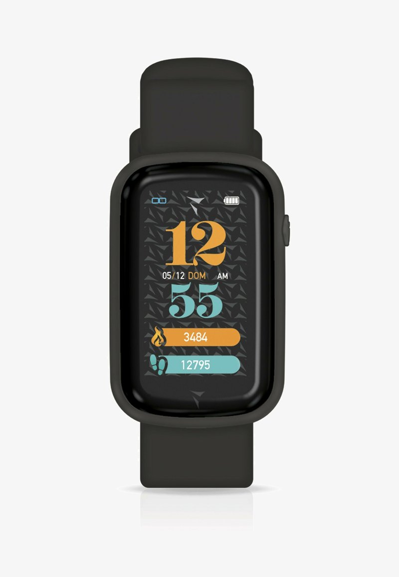 Orologio intelligente nero con schermo rettangolare che mostra ora, data e statistiche fitness. Presenta un bracciale in silicone e uno sfondo con pattern geometrico.