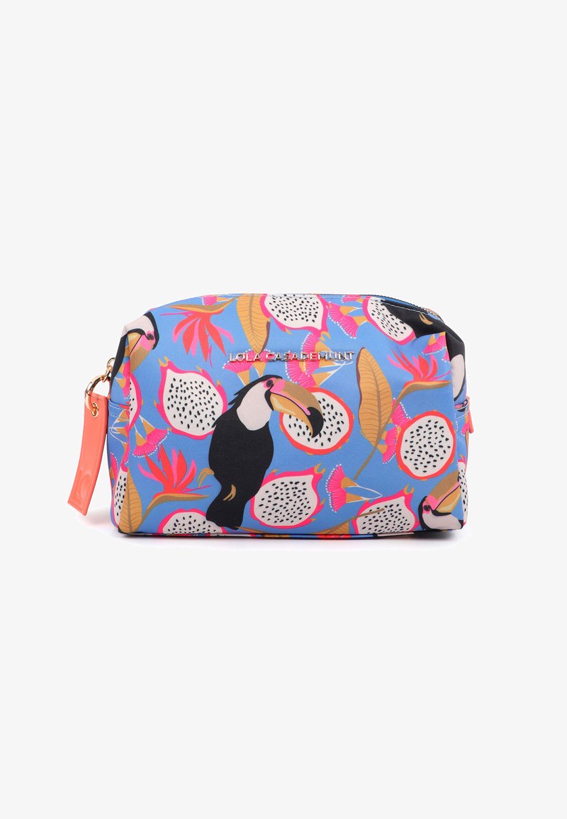 Trousse de maquillage multicolore avec un fond bleu orné de feuilles tropicales, de fleurs roses et de motifs de toucans. Détail en métal doré sur la fermeture éclair.