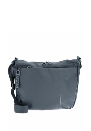 Sacoche en nylon gris avec une surface texturée, fermeture éclair, bandoulière réglable et détails de logo en relief à l'avant. Design compact.