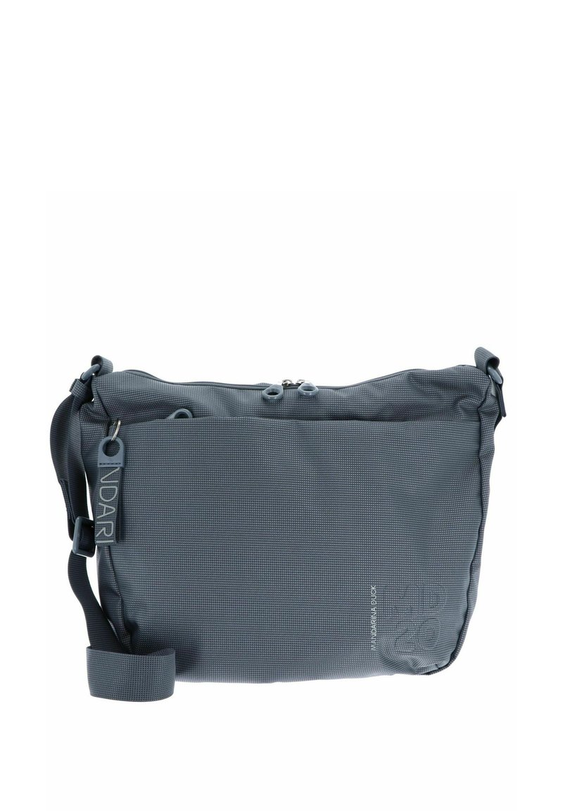 Bolso de hombro de nylon gris con superficie texturada, cierre con cremallera, correa ajustable y detalle de logo en relieve en la parte frontal. Diseño compacto.