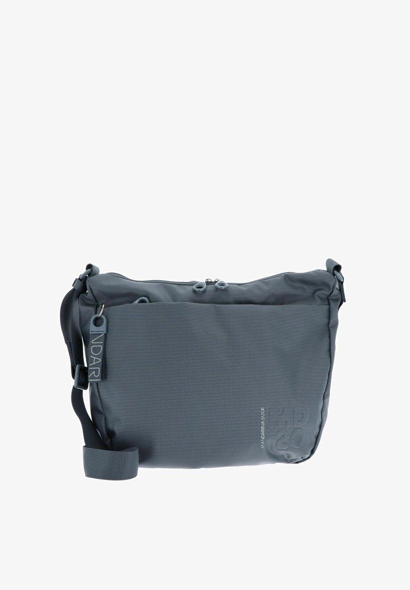 Bolso de hombro de nylon gris con superficie texturada, cierre con cremallera, correa ajustable y detalle de logo en relieve en la parte frontal. Diseño compacto.