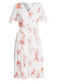 Blommig klänning med V-ringning, korta ärmar med knytningar, åtsittande midja och en svävande kjol. Har en vit botten med rosa blommönster.
