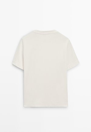 Krátký rukáv tričko v přírodní bílé barvě z bavlny, s kulatým výstřihem a rovním lemem, s hladkou texturou a bez viditelných grafik.