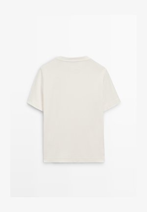 Kurzarm-T-Shirt aus off-weißem Baumwollstoff, mit Rundhalsausschnitt und geradem Saum, mit glatter Textur und ohne sichtbare Grafiken.