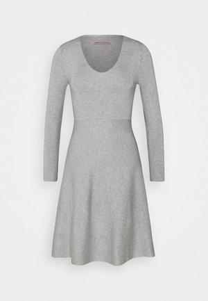Robe en maille gris clair à manches longues avec encolure dégagée et taille cintrée, s'évasant en une jupe trapèze.