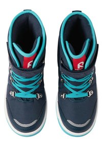 Bottes de randonnée synthétiques bleu marine avec lacets turquoise, soutien de la cheville haut, accents argentés et tige en tissu texturé. Semelle bicolore.