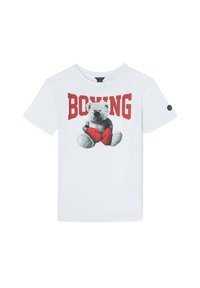 Camiseta blanca de manga corta con un gráfico de un oso de peluche con guantes de boxeo rojos, con la palabra "BOXING" en letras rojas en negrita arriba.