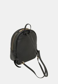 Zaino in pelle nera con parte superiore arrotondata, dettaglio con cerniera dorata, spallacci regolabili e finitura testurizzata. Dotato di un unico manico superiore.