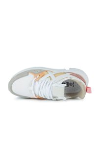 Sneaker bianca con tomaia in rete e dettagli in suede. Presenta dettagli arancioni e rosa, lacci bianchi piatti e suola in gomma.