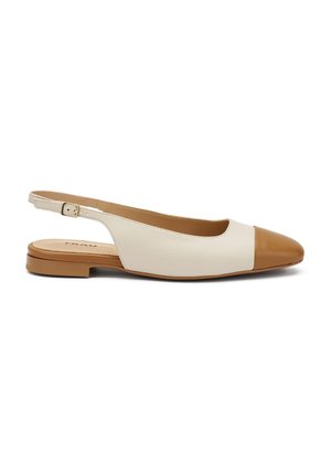 Ballerine beige in pelle con apertura posteriore, dalla punta arrotondata e con punta marrone, suola piatta, dettaglio fibbia e texture liscia.