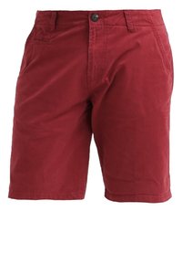 Shorts rouges décontractés longueur genou avec passants de ceinture, fermeture par bouton et poches latérales présentés sur fond blanc.