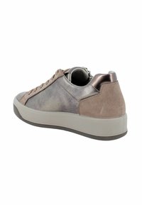 Sneaker con una combinazione di colori grigia e beige, caratterizzata da una tomaia liscia, dettagli in camoscio testurizzato e una suola in gomma più spessa.