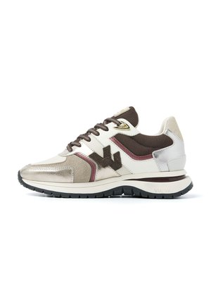 Sneakers met een ontwerp in wit, metallic goud en bruin. Materialen omvatten leer en gestructureerde stof. Opvallende accenten zijn een logo aan de zijkant en een gevoerde zool.