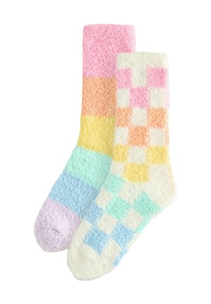 Flauschige Socken in Pastellfarben. Eine Socke hat horizontale Streifen (rosa, orange, gelb, minzgrün, lila), die andere hat ein kariertes Muster.