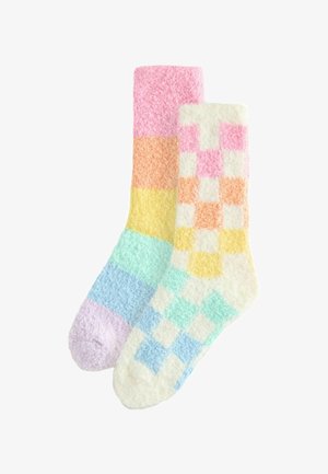 Flauschige Socken in Pastellfarben. Eine Socke hat horizontale Streifen (rosa, orange, gelb, minzgrün, lila), die andere hat ein kariertes Muster.