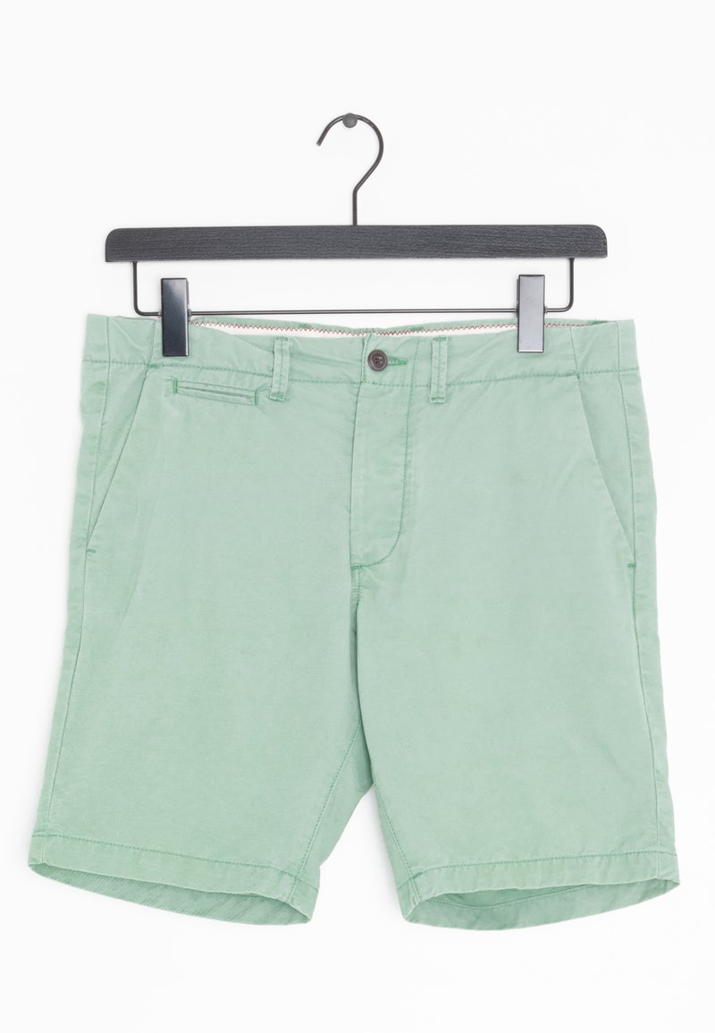 Shorts vert clair en coton, dotés de deux poches avant, d'une fermeture à bouton, de passants de ceinture et d'un ourlet cousu.