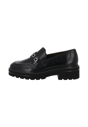 Schwarze Lederloafer mit abgerundetem Zeh, Gummisohle und dekorativen Metallösen an einem Riemen. Subtiles gestochenes Detail an der Seite.
