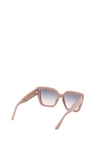 Gafas de sol cuadradas con un marco de plástico rosa claro, lentes grises degradados y acentos metálicos en las patillas.