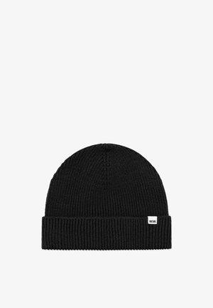 Gorro de punto negro con textura acanalada. Presenta un dobladillo vuelto y una pequeña etiqueta blanca con "W.W." en la parte delantera.