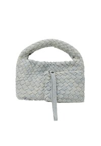 Borsa intrecciata in tessuto blu-grigio chiaro, con un design a treccia, manico rotondo e una patta frontale con chiusura a legatura sottile.