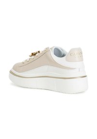 Sneaker beige e bianco con superficie testurizzata, hardware con accenti dorati e una spessa suola bianca con design ribassato sul retro.