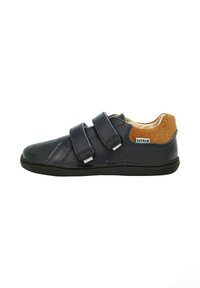 Scarpe in pelle blu navy per bambini con due cinturini in velcro e collo del tallone in suede marrone, suola nera e etichetta del marchio cucita.