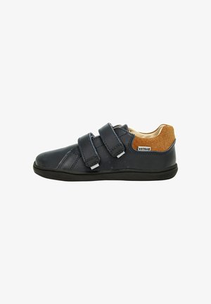 Scarpe in pelle blu navy per bambini con due cinturini in velcro e collo del tallone in suede marrone, suola nera e etichetta del marchio cucita.