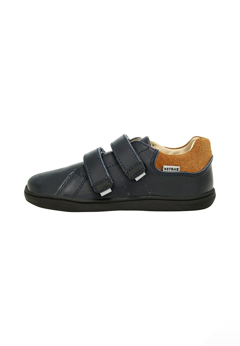Scarpe in pelle blu navy per bambini con due cinturini in velcro e collo del tallone in suede marrone, suola nera e etichetta del marchio cucita.