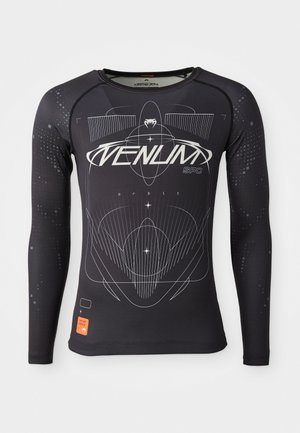 Hosszú ujjú fekete sport póló, texturált anyagból, testhezálló kialakítással, fehér grafikus mintákkal és narancssárga logócímkével az alján.
