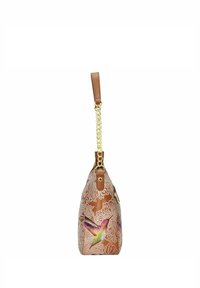 Braune Ledertasche mit einem goldenem Kettenriemen, floralem Muster und einem bunten Kolibri-Motiv auf der Vorderseite.