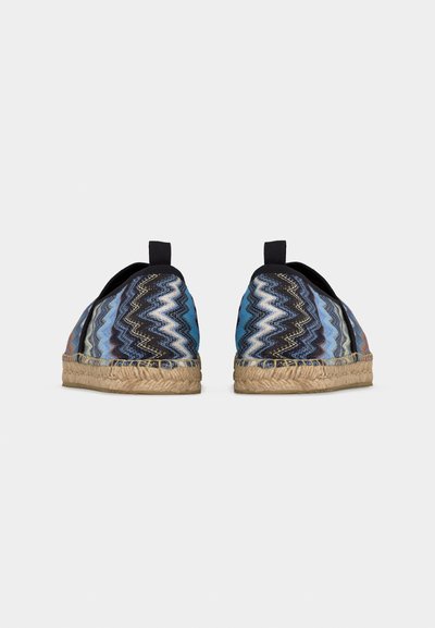 Paire d'espadrilles à enfiler avec dessus en tissu à motif zigzag bleu et semelles en jute tressé, vues de dos.