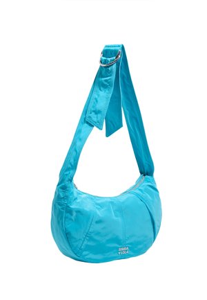 Jasnoniebieska torebka na ramię w kształcie półksiężyca z szerokim regulowanym paskiem i srebrnymi pierścieniami, z logo "Bimba Y Lola" z przodu.