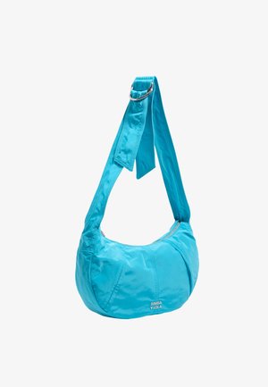 Bolso de hombro en forma de media luna de color azul brillante con correa ancha ajustable y anillos plateados, con la marca "Bimba Y Lola" en el frente.