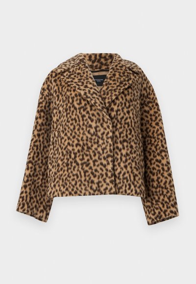 Leopard print cropped jacket in soft faux fur, featuring a notched lapel, long sleeves, and a single pocket. Color: tan and black.