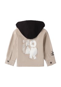 Chaqueta beige con capucha negra, con el texto blanco "TRABAJANDO EN MI RUGIDO" y diseños gráficos en la parte trasera y la manga. Material de algodón.