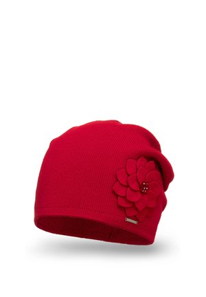 Bonnet tricoté rouge avec une finition texturée, ornée d'une fleur en feutre sur le côté et d'une petite étiquette en métal.