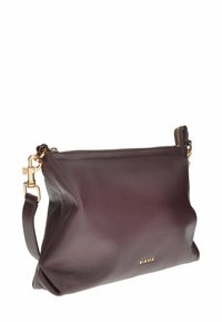 Borse a tracolla in pelle color bordeaux con zip, ferramenta dorata e dettagli del logo sul fronte. Presenta una tracolla rimovibile per una maggiore versatilità.
