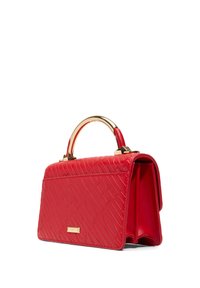 Borsa a mano in pelle rossa con texture a motivi, manico tondo in tonalità oro e forma strutturata. Presenta un accento in logo metallico sul davanti.